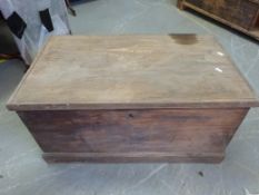 A pine blanket box (L79 x D46 x H38cm) t