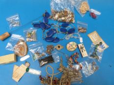 A collection of jewellery to include bea