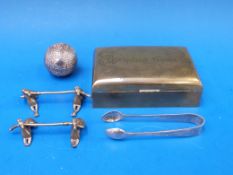 A small quantity of treen including a po