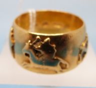 A 19thC 18ct gold ring with hunting scen