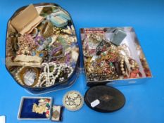 A large collection of vintage beads to i