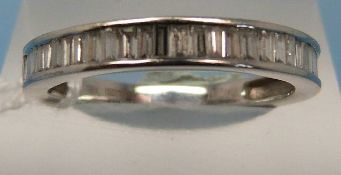 An 18ct white gold ring set with approx