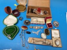 A collection of costume jewellery to inc