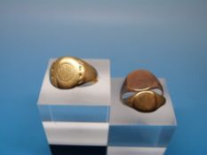 An 18ct gold signet ring (5.5g) together