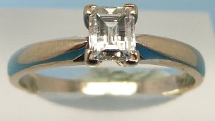 An 18ct white gold ring set with a mille