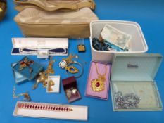 A 9ct gold bracelet and necklace (4g) si