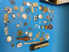 A quantity of costume jewellery includin