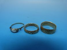Two hallmarked 18ct gold rings (8.1g) to