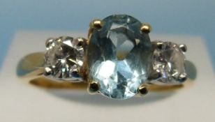 An 18ct gold ring set with an aquamarine