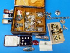 A collection of jewellery to include mic