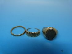 A hallmarked 22ct gold wedding band (2.7