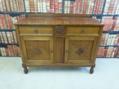 A small oak sideboard (H 90cm x W 123cm x D 48cm)