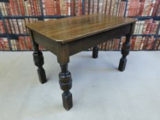 An oak hall table or small dining table (H 74cm x L 115cm x W 66cm)