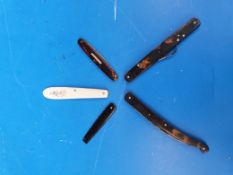 A small collection of WWI tortoiseshell field surgeon's instruments / folding knives