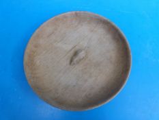 A small circular oak shallow dish with carved mouse to the centre,