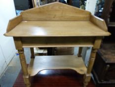 A pine washstand with undershelf (W91, D47,