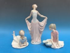 Lladro figurines including De Ensayo and two ballet girls (tallest 30cm)