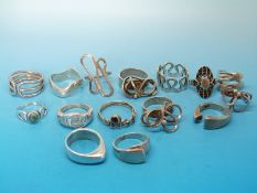 Ten white metal rings marked 925 in various designs to include Greek key design together with five