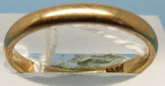 An 18ct gold wedding band (size M, 2.