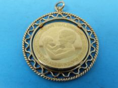 A gold 1967 Dutch commemorative coin to celebrate the birth of Prince Willem Alexander, weight 7.