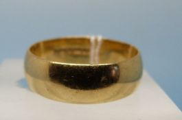 A hallmarked 18ct gold wedding band (size O, 4.