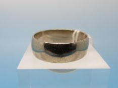An white metal wedding band marked 18ct (size U, 6.