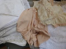A quantity of vintage lace,
