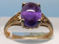A 9ct gold ring set with an amethyst cabochon (size N)