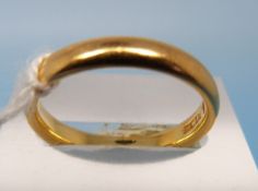 A 22ct gold wedding band (size M,