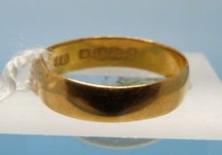 A 22ct gold wedding band (size N, 2.