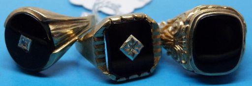 Three 9ct gold gents signet rings all set with a black stone,
