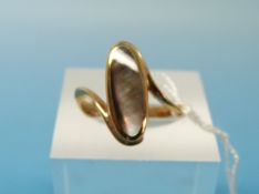 A 9ct gold ring set with abalone (size M)