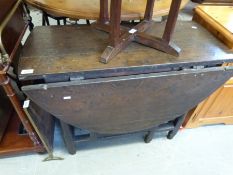 An antique oak drop leaf table with pegged joints (W89 x D46 x H68cm)