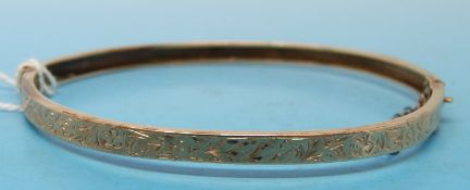A Victorian 9ct gold bangle with chased floral decoration (5.