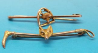 Two 9ct gold brooches both depicting foxes,