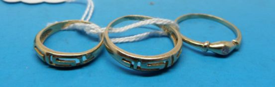 A 9ct gold ring in Greek key design,