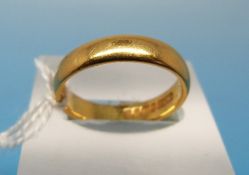 A 22ct gold wedding band (size L, 4.