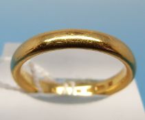 A 22ct gold wedding band (size Q, 6.
