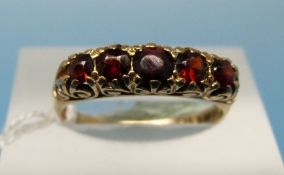 An Edwardian 9ct gold ring set with five graduating garnets (size M)