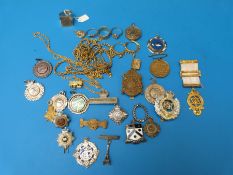 A quantity of yellow metal/plated items and badges