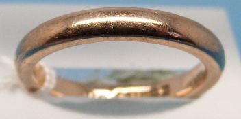 A hallmarked 9ct gold wedding band (size L, 3.
