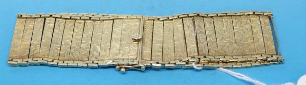 A 15ct gold bracelet with etched flower design (22.