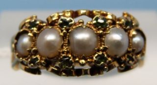 A Victorian yellow metal ring set with five pearls and peridots (size I)