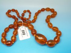 A amber necklace of large faceted beads (78g)