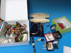 A collection of jewellery inc silver, gilt, tricolour suite, silver necklace and rings,