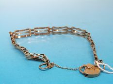 A 9ct gold gate bracelet with hallmarked 9ct gold heart clasp (5.
