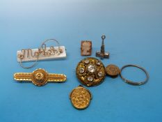 A 15ct gold bar brooch,