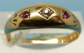 An 18ct gold ring set with a diamond flanked by rubies (size S)