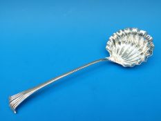 An Onslow pattern hallmarked silver ladle with scallop-shaped bowl, Sheffield 1911,