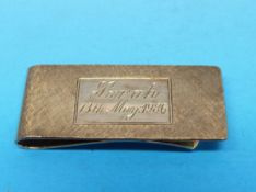 A yellow metal money clip marked 9ct (11.